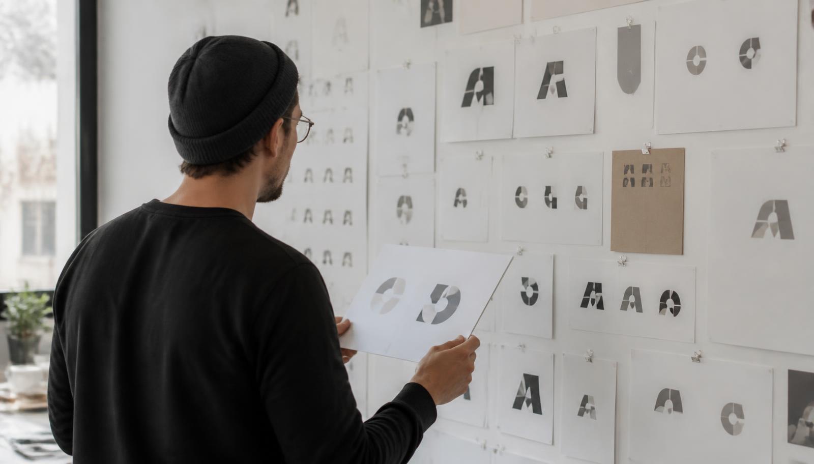 Materiais impressos de identidade visual organizados sobre superfície clara