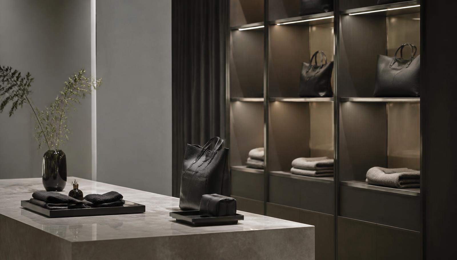 Detalhe de materiais de marca impressos sobre uma mesa de reunião com luz natural